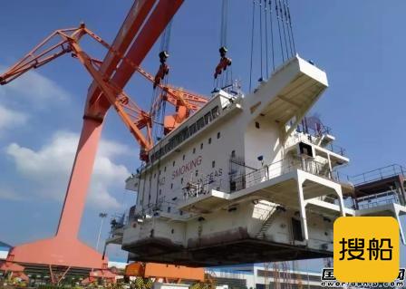 马尾造船一艘23500吨成品油船顺利完成主机吊装