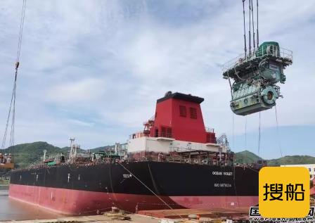  马尾造船一艘23500吨成品油船顺利完成主机吊装,