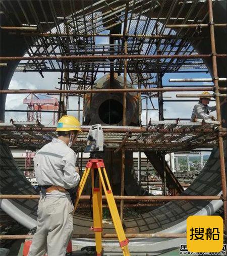  马尾造船12500吨多用途船导流罩顺利装船,