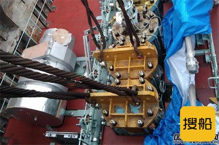  舟山中远海运重工15.4万吨穿梭油轮N786完成主机吊装节点,