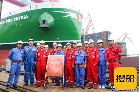 广船国际建造中国首艘甲醇双燃料船出坞下水,