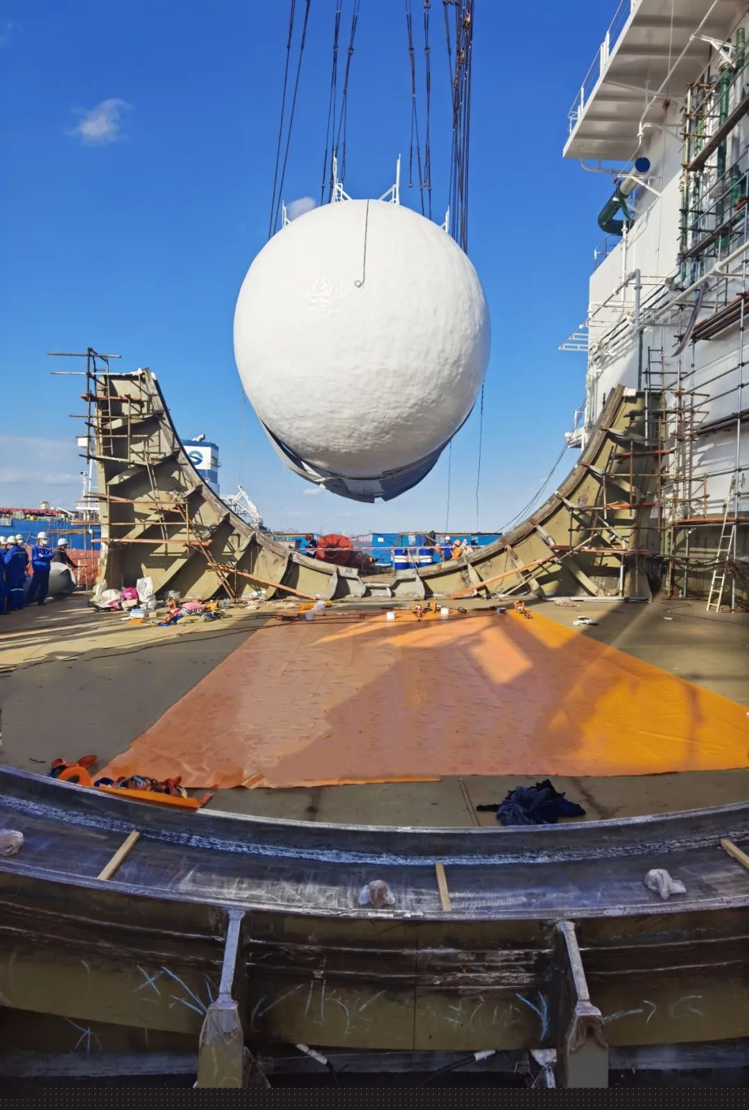 外高桥造船一号船坞完成2021年度第七批次船舶出坞