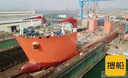 大连中远海运重工12000吨抬浮力打捞工程船拖移下水,