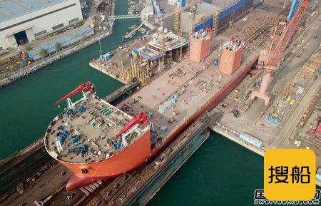 大连中远海运重工12000吨抬浮力打捞工程船拖移下水,