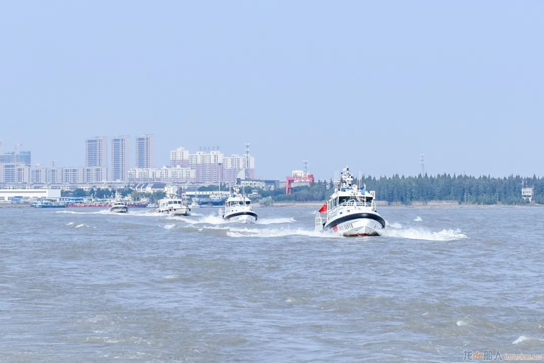 江苏海事局4艘新型全铝海巡艇在澄列编