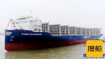  扬子江船业建造第2艘700箱级LNG罐箱甲板船出坞,
