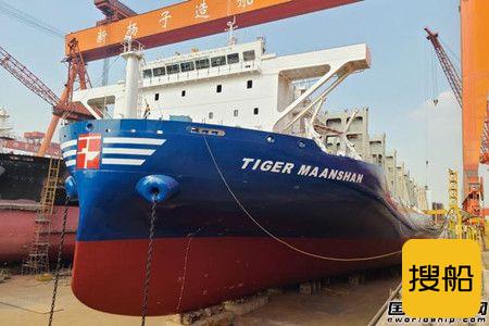 扬子江船业建造第2艘700箱级LNG罐箱甲板船出坞,