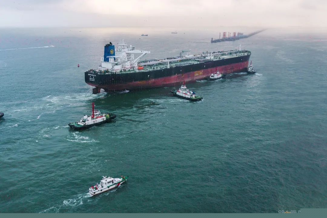 北部湾港30万吨级油码头投产试运营