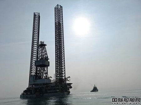  大连中远海运重工建造自升式钻井平台“国裕”号交付离厂,