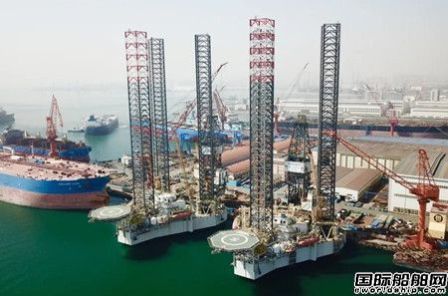 大连中远海运重工建造自升式钻井平台“国裕”号交付离厂,