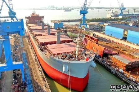 江门南洋船舶一艘4万吨散货船出坞