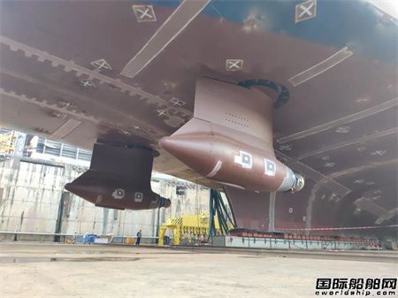 外高桥造船首制大型邮轮吊舱式推进器主体安装结束,