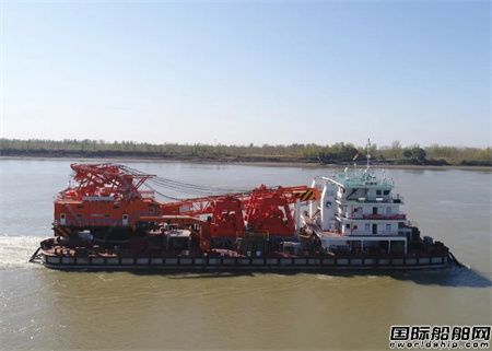  武汉航道船厂建造抓斗挖泥船“长鹰9”通过航行试验,