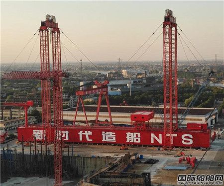 新时代造船800吨门式起重机提升圆满完成,