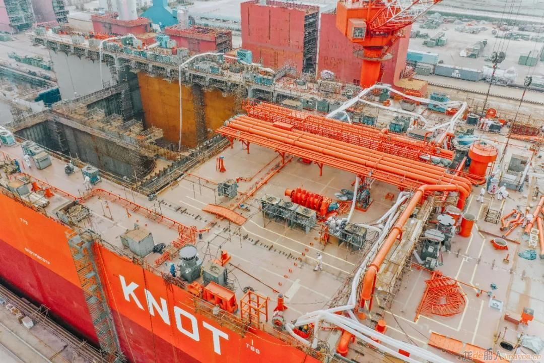 舟山中远海运重工15.4万吨穿梭油轮N786下水