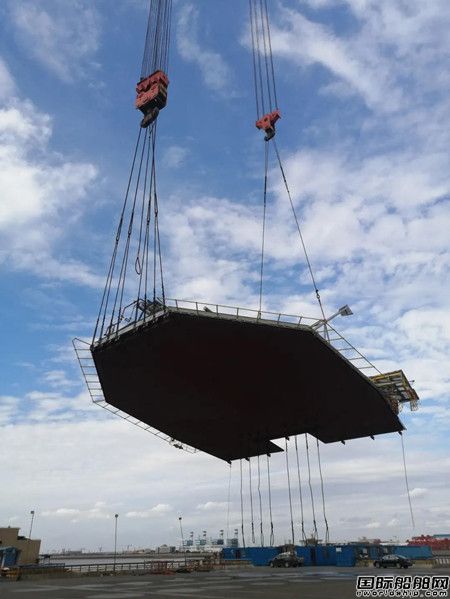  外高桥造船H1349项目桩腿接桩及飞机平台吊装作业顺利结束,