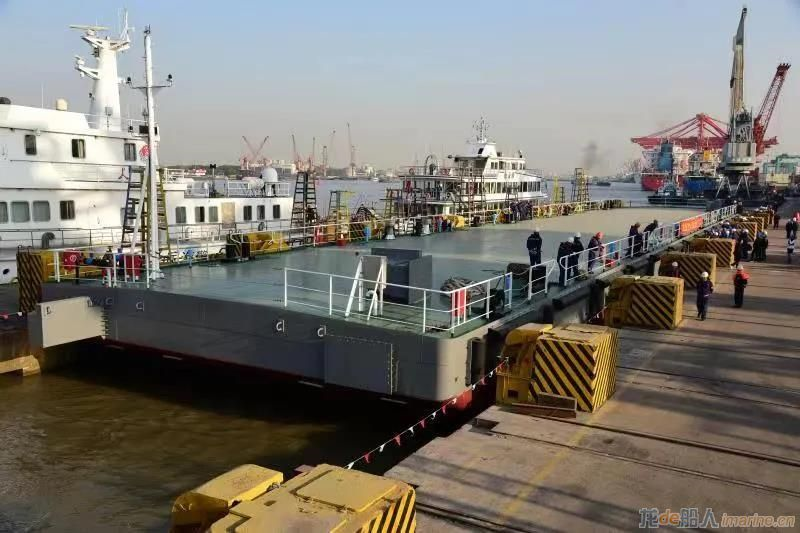 长兴岛公务基地（一期）水域工程“1号趸船”在上海江南造船厂下水