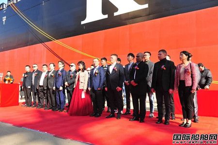  扬子江船业两艘续建12200TEU集装箱船交付离厂,