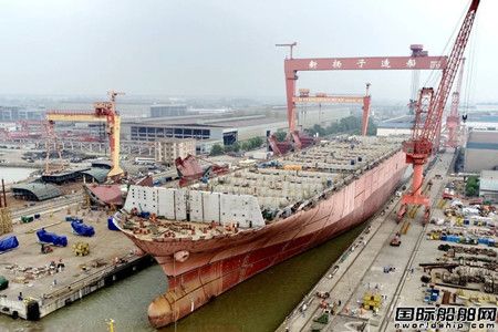  扬子江船业两艘续建12200TEU集装箱船交付离厂,