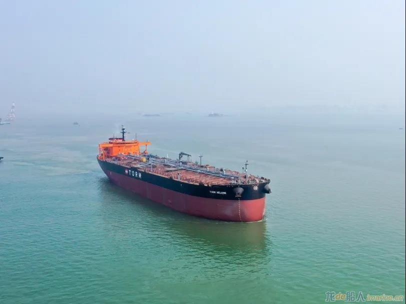 广船国际11.4万吨成品油/原油船1号船命名交付