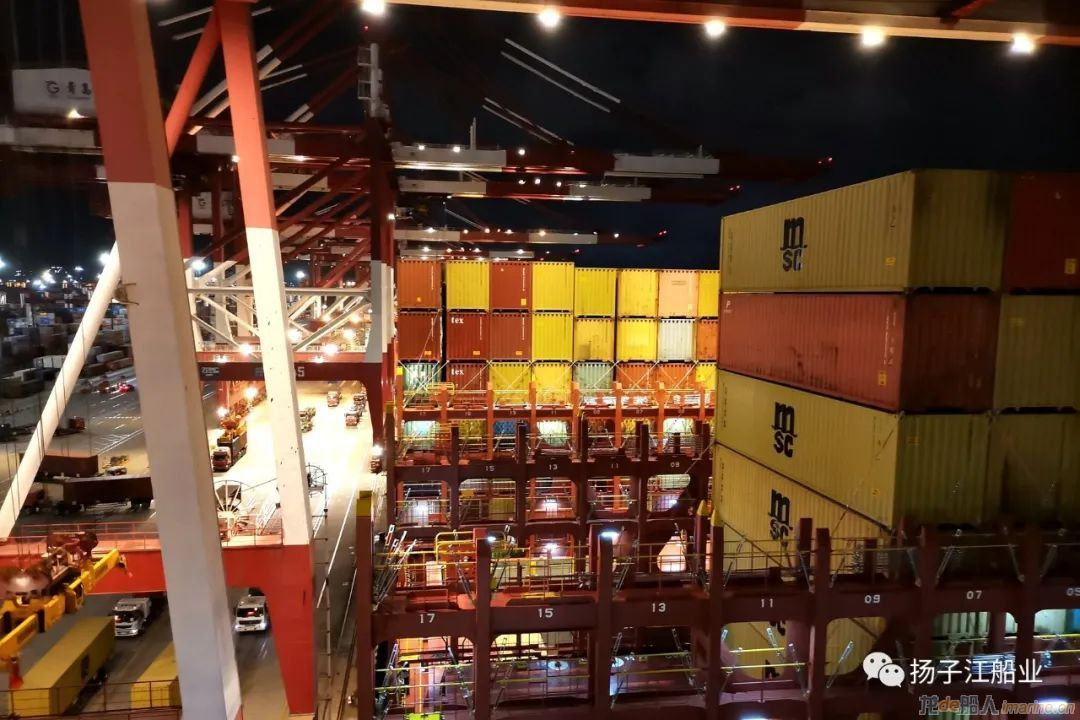 扬子江船业12200TEU超大型集装箱船交付离厂