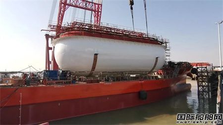  扬州金陵完成5500立方米LPG船储罐吊装入舱,