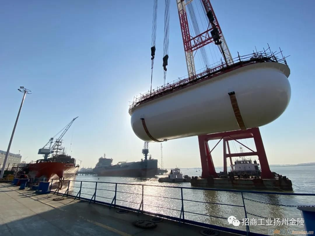 招商工业扬州金陵完成5500立方米LPG运输船储罐吊装入舱