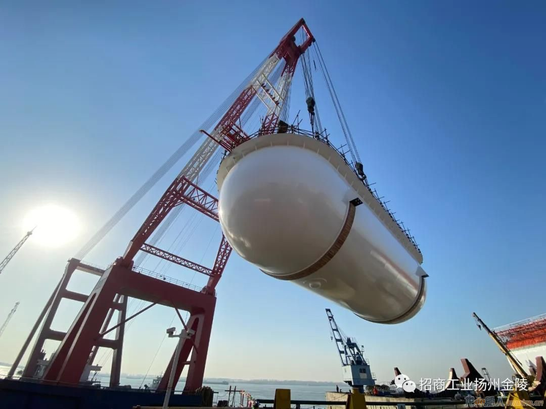 招商工业扬州金陵完成5500立方米LPG运输船储罐吊装入舱