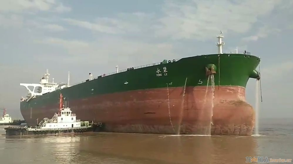 舟山华丰白泉基地大坞首迎30万吨超级油轮
