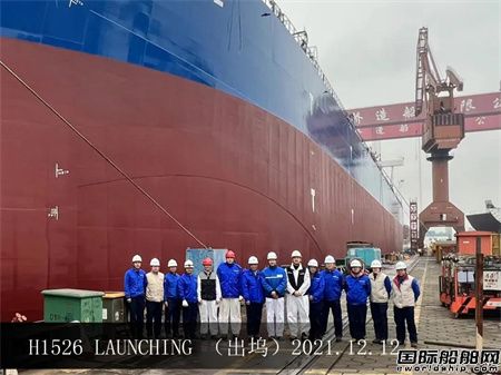 外高桥造船两艘21万吨散货船一号坞同时出坞,
