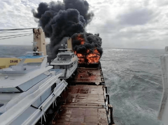 2艘豪华游艇在运输货船上被烧成废铁！损失上亿（新台币）