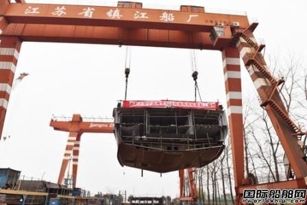 镇江船厂2艘全回转消拖两用船同日顺利搭载,