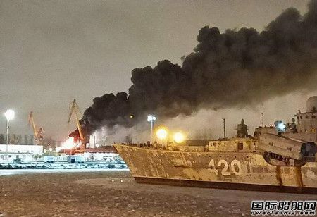 俄罗斯北方造船厂起火5人受伤