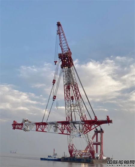 重大突破!振华重工建造世界最大打桩船完成桩架总段吊装,