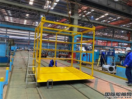  外高桥造船邮轮新型斜坡式吊笼完成压重试验,