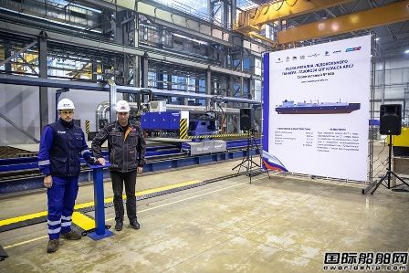  红星造船厂建造第六艘Arc7破冰型LNG船切割钢板,