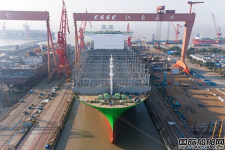 沪东中华建造首艘全球最大24000TEU集装箱船出坞
