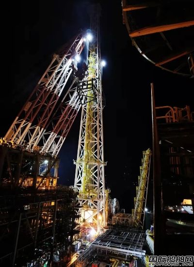  大连中远海运重工完成国内最大FPSO火炬塔建造安装工程,
