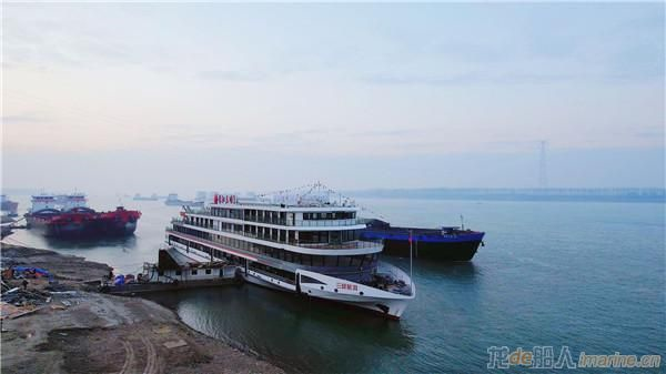 纯电动游轮“长江三峡1”号离港