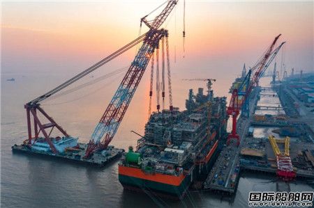  启东中远海运海工N999TP项目完成第三批上部模块吊装,