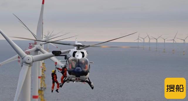 直升机穿梭巨大海上风力发电塔，画面太壮观了！