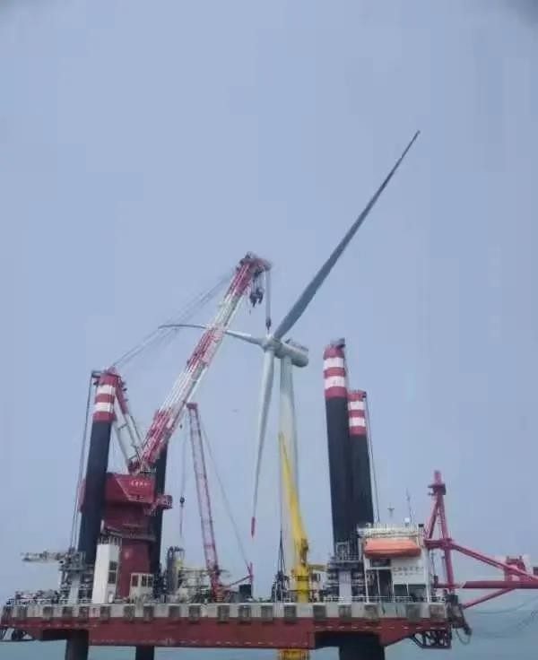 广东粤电湛江外罗海上风电项目二期首套塔筒顺利吊装