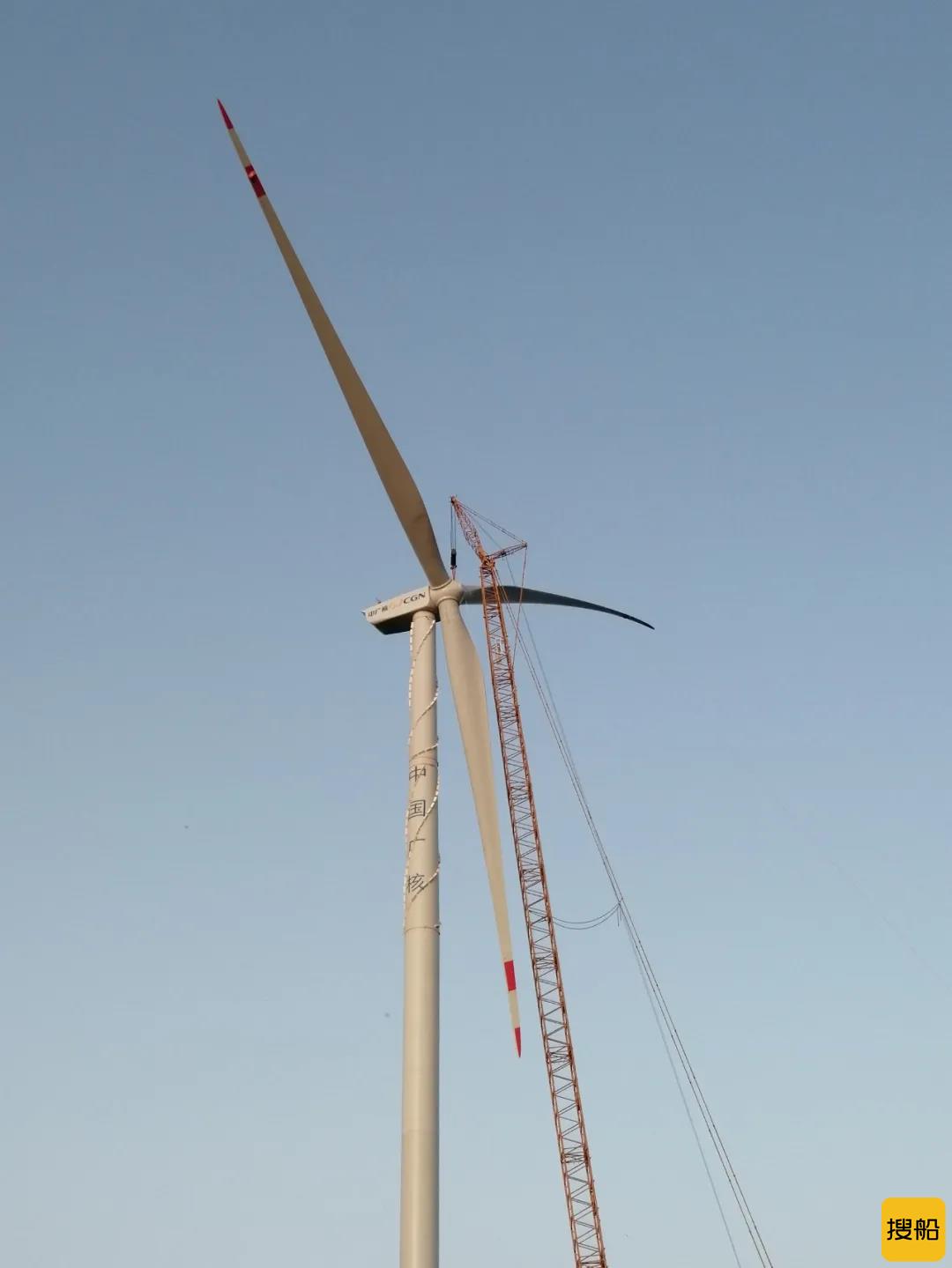 中广核定远县范岗乡捆绑分散式风电项目首台风机吊装完成