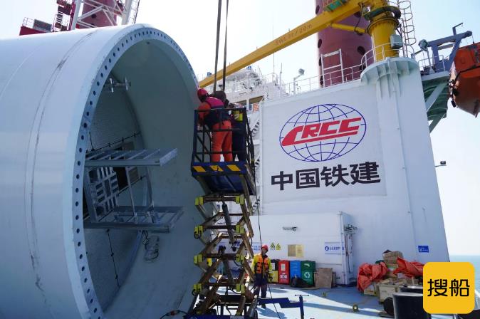 中国铁建港航局首台吸力筒基础海上风机顺利吊装