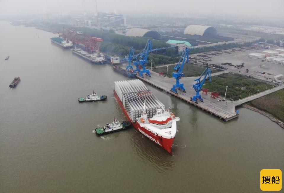 江苏镇江引航站引领全球最大风电叶片专用巨轮安全出江