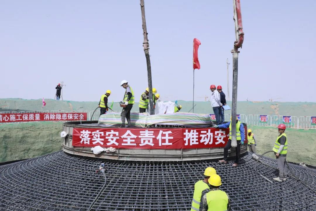 瓜州安北第五风电场C区200兆瓦项目首台风机基础浇筑开始