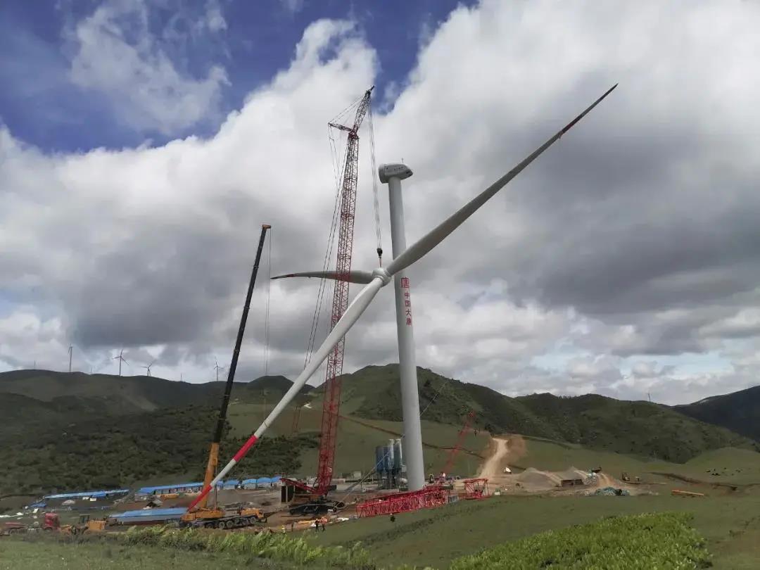普格采乃风电场项目首台风机吊装成功