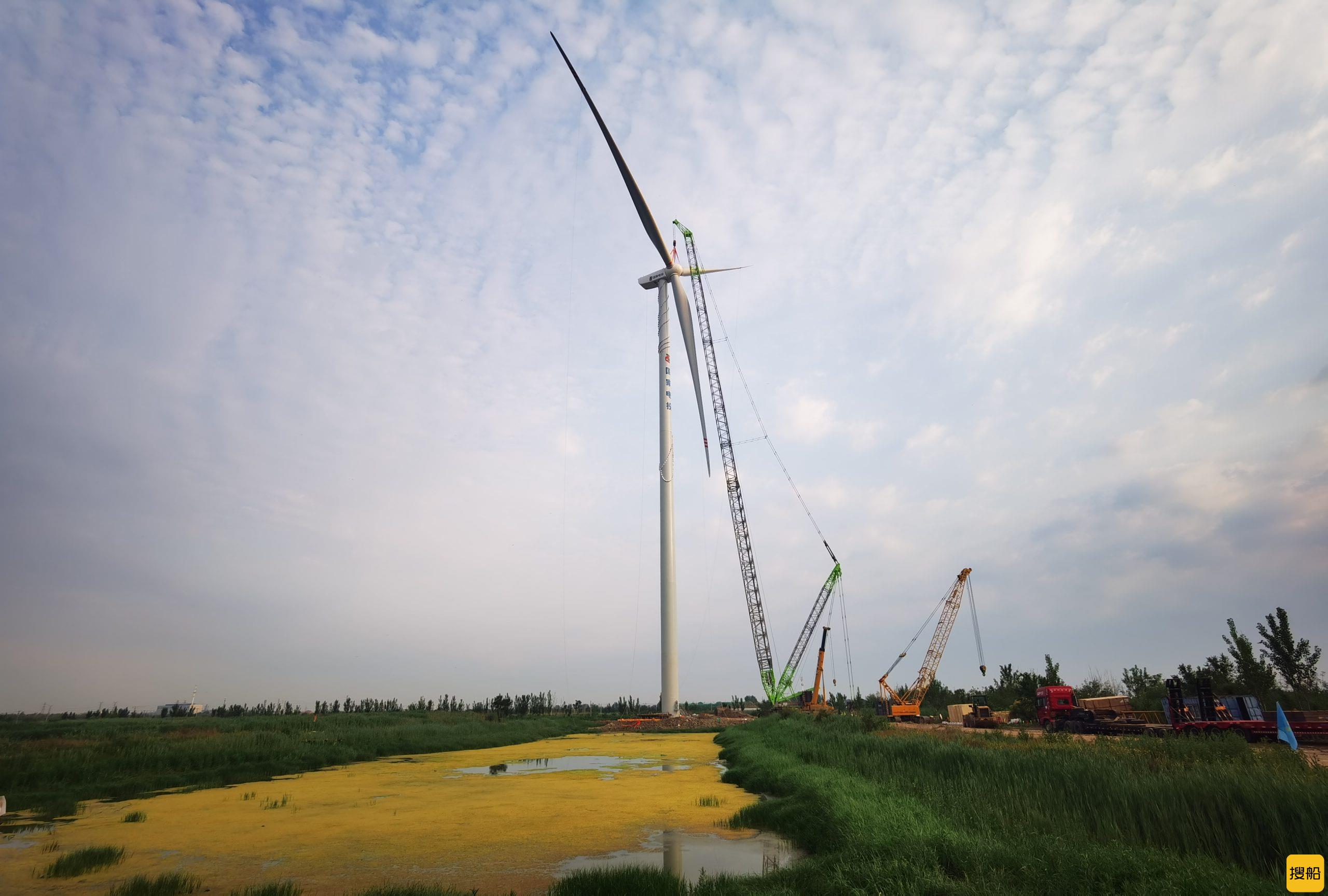 东方能源天津西堤头30MW风电首台风机顺利吊装