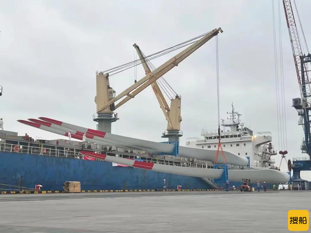 东方日升越南风电项目首批叶片完成装船