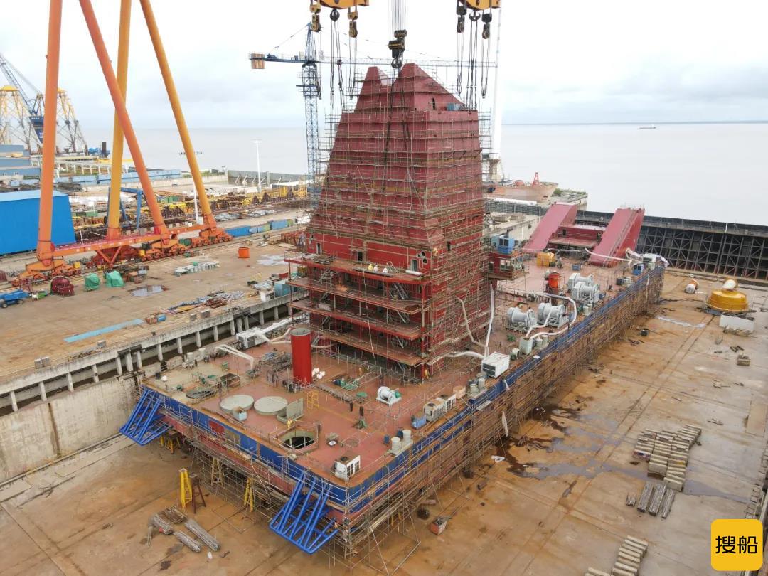 振华启东海工140米级打桩船完成主船体吊装工作